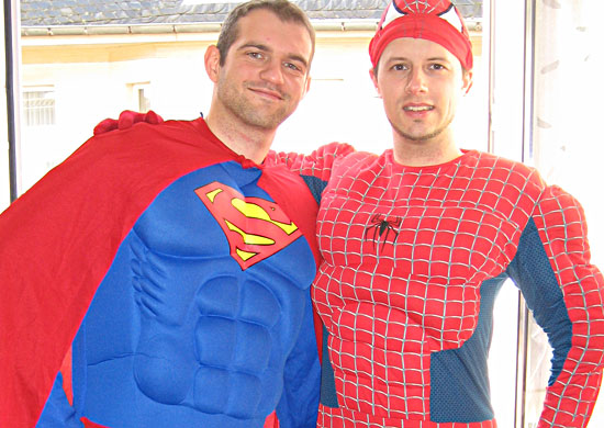 Superman und Spiderman treffen sich zu Karneval in Köln